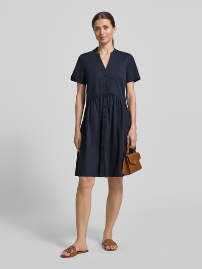Kobiece modelka nosi Knielanges Kleid mit V-Ausschnitt und Knopfleiste von ROBE LÉGÈRE, mieszanka bawełny z dodatkiem streczu, linia a, długość do kolan, dekolt w serek, listwa guzikowa, długość tyłu w rozmiarze 36: 96 cm, szerokość w rozmiarze 36: 50 cm, długość rękawów w rozmiarze 36: 22 cm, kolor granatowy, gładka faktura. Ganzkörperansicht z przodu.