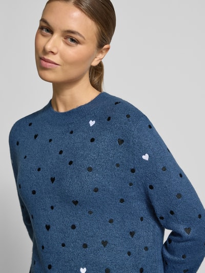 Kobiece model prezentuje Regular Fit Strickpullover mit Stickereien od Tom Tailor Denim, niebieski melanż, haft, dzianina, zbliżenie na górę ciała.