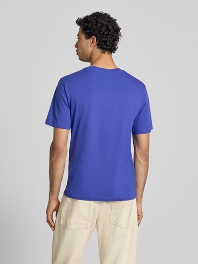 Männermodel trägt Regular Fit T-Shirt mit Logo-Print Modell 'Eres' von Jack & Jones aus reine Baumwolle, Rückenlänge 68 cm, Ganzkörperansicht Rückansicht.