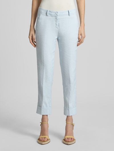 Frauenmodel trägt Leinenhose mit Baumwoll-Anteil von Cambio in Hellblau, Straight Fit, Verkürzt, sichtbare Gürtelschlaufen, Frontansicht, Ganzkörperansicht von vorne.