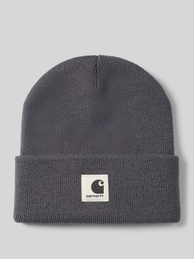 Produktfoto, dunkelgraue Beanie mit Label-Patch Modell 'Ashley' von Carhartt Work In Progress, grob gestrickte Textur, Damen Beanie