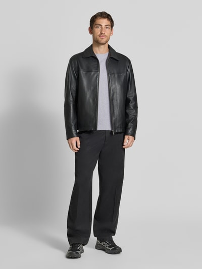 Męski model nosi bluzkę z długim rękawem Slim Fit Longsleeve aus reiner Baumwolle Model 'Enil' od DRYKORN, krój slim fit, bawełna, fakturowany wzór, okrągły dekolt, Długość tyłu w rozmiarze M: 67 cm, Długość rękawów w rozmiarze M: 69 cm, widok całej sylwetki z przodu.