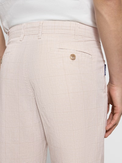 Männermodel trägt Hose aus Baumwoll-Leinen-Mix mit Glencheck-Muster von Christian Berg Men, regular fit, achterzakken, detailopname rug.