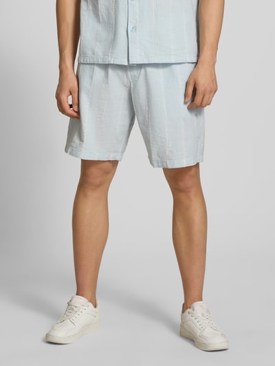Männermodel trägt Leinenshorts mit Logo-Stitching von REVIEW, hellblau, Regular Fit, Baumwoll-Leinen-Mix, Ganzkörperansicht von vorne.