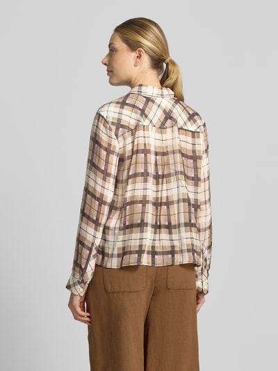 Frauenmodel trägt Bluse mit Schurwolle-Anteil und Kentkragen von Smith and Soul im Karomuster, Viskose-Mix, Rückansicht, Regular Fit, KI-modifiziertes Bild.