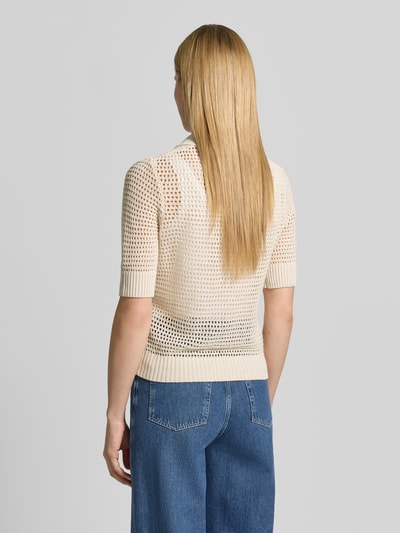 Modelka kobieta ma na sobie Strickjacke aus Leinen mit 1/2-Arm od Christian Berg Woman, kremowa, krój slim fit, rękaw 1/2, widok całej sylwetki z tyłu