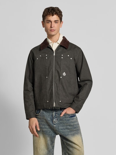 Männermodel trägt Jacke aus reiner Baumwolle von Don’t Waste Culture in Dunkelgrau mit Kontrastkragen und Zweiwege-Reißverschluss, Ganzkörperansicht von vorne. Reine Baumwolle, gerade Passform, Eingrifftaschen, mittlere Rückenlänge 68 cm, Schulterbreite 53 cm, Ärmellänge 68 cm.