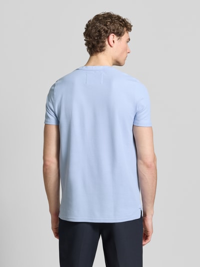 Męski model nosi Regular Fit T-Shirt mit Logo-Stitching von Fynch-Hatton z bawełny, okrągły dekolt, długość tyłu 68 cm, Ganzkörperansicht Rückansicht.