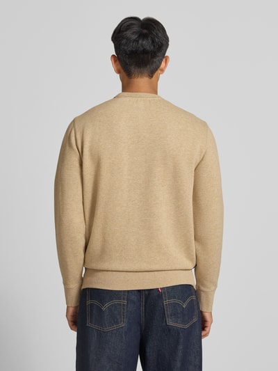 Männermodel trägt Sweatshirt aus Baumwoll-Mix von Superdry in Beige mit elastischen Abschlüssen, lockere Passform, Ganzkörperansicht Rückansicht.