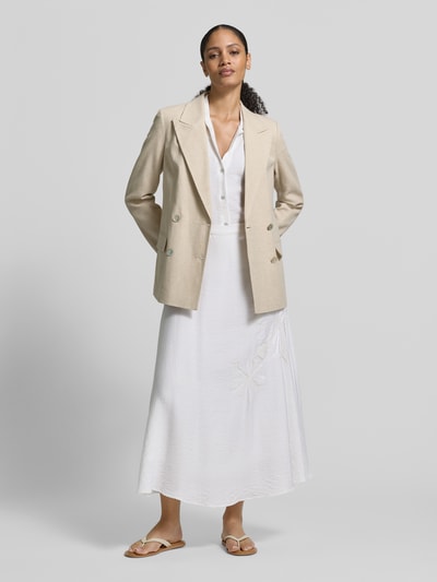 Modelka kobieca nosi Regular Fit Blazer aus Baumwoll-Leinen-Mischung mit doppelter Knopfleiste von Jake*s Collection, jasnobeżowy, tekstura gładka, z dwurzędowymi guzikami, z klapami, kieszeniami z patką, długość tyłu w rozmiarze 36: 71 cm, szerokość w rozmiarze 36: 46 cm, długość rękawa w rozmiarze 36: 65 cm, pełny widok z przodu.