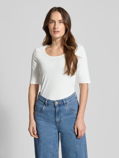 Frauenmodel trägt Slim Fit T-Shirt mit Rundhalsausschnitt von Christian Berg Woman, Halbarm, elastischer Material-Mix, Ganzkörperansicht von vorne.
