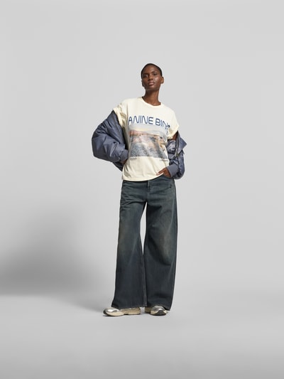 Vrouwenmodel draagt Regular Fit T-shirt met logoprint van Anine Bing, puur katoen, motiefprint, ronde hals, ruglengte maat S 60 cm, geheel aanzicht voor.
