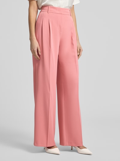 Kobiece modelka nosi Straight Fit Stoffhose mit Bügelfalten od Christian Berg Woman Selection, spodnie materiałowe z kantami, kieszenie z tyłu, zapięcie na haftkę i zamek błyskawiczny; szerokość w rozmiarze 36: 39 cm, długość wewnętrzna nogawki w rozmiarze 36: 81 cm; różowy kolor, gładka tekstura, prosty krój; zdjęcie całej sylwetki z przodu.