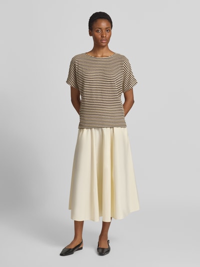 Frauenmodel trägt Strickshirt im Allover-Look Modell 'Ucindy' von someday. in Braun-Beige mit Rundhalsausschnitt, Relaxed Fit, Ganzkörperansicht von vorne.
