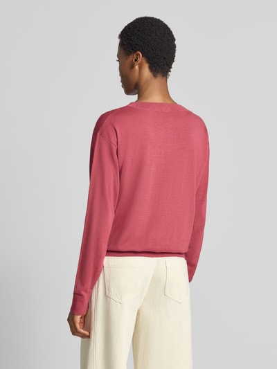 Männermodel trägt sweter Regular Fit Pullover aus reiner Schurwolle Modell 'Freeslyn' von BOSS w kolorze ciemnoróżowym, gładka tekstura, Ganzkörperansicht Rückansicht. Damen Pullover von BOSS