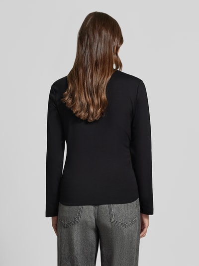 Vrouwenmodel draagt Longsleeve met drapering model 'ALITH' van DRYKORN, zwart, slim fit, stretch, ronde hals, ruglengte 59 cm, volledige lichaamsaanzicht achteraan.