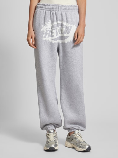 Review Regular Fit Sweatpants mit Label-Print Hellgrau Melange 4