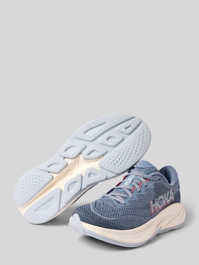 Produktfoto, Sneaker mit Label-Detail Modell 'RINCON 3' von HOKA in Blau mit weißer, strukturierter Sohle, abgerundete Form, Schnürverschluss