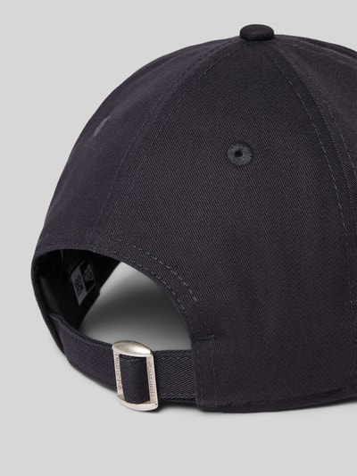 Productfoto, zwarte baseballpet met gebogen klep, labelstitching, puur katoen, verstevigde klep, in grootte verstelbaar, Basecap met Label-Stitching van New Era, Heren
