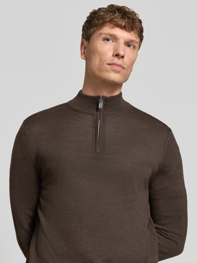 Männermodel trägt Slim Fit Strickpullover aus Woll-Mix mit Troyer-Kragen von Christian Berg Men, einfarbig braun, Nahaufnahme Oberkörper.