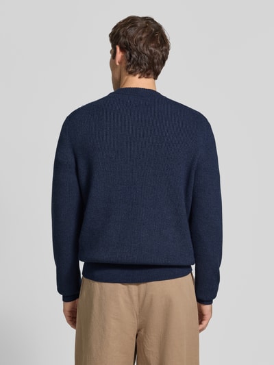 Männermodel trägt dunkelblauen Regular Fit Pullover aus Viskose-Mix Modell 'MATTI' von Jake*s Studio Men, Ganzkörperansicht Rückansicht.