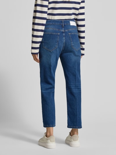Vrouwenmodel draagt Jeans met 5-pocket-design Modell 'Lanah' van OPUS, blauwe denim, katoenen stretchmix, losse pasvorm, volledig lichaam achteraanzicht.