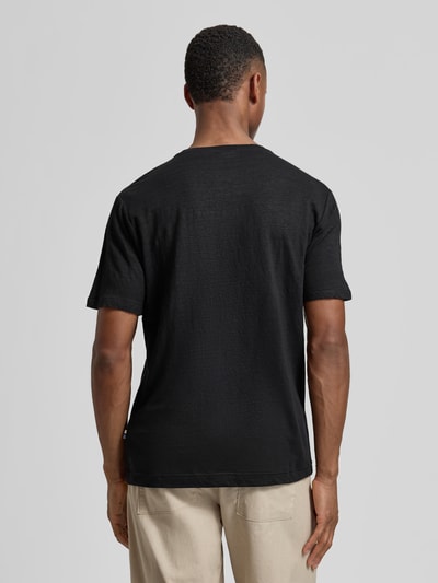 Männermodel trägt T-Shirt aus Leinen-Elasthan-Mix mit Rundhalsausschnitt van OLYMP Level Five, regular fit, zwarte kleur, rugdetail, ganzkörperansicht rückansicht.