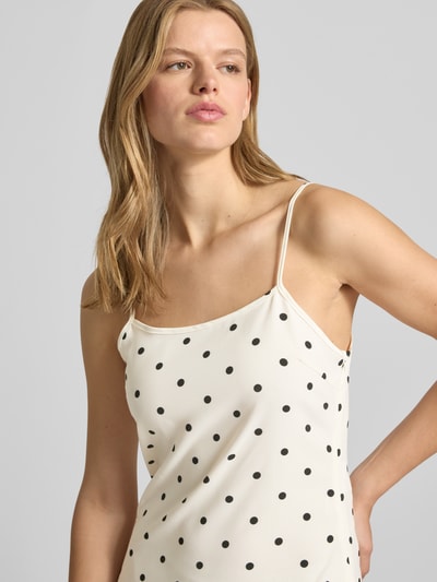 Frauenmodel trägt Maxikleid mit Spaghettiträgern Modell 'SOPHIE' von Noisy May, Material-Mix mit Stretch-Anteil, körpernaher Schnitt, Nahaufnahme Oberkörper.