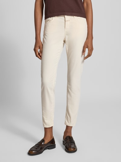 Vrouwenmodel draagt Slim Fit Jeans uit katoenmix Model 'Baker' van closed, 5-pocketmodel, logopatch, knoop- en ritssluiting, verkorte pasvorm, beige kleur, cropped uitstraling, context: dames jeans van closed, elastische katoenmix, bandwijdte maat 27/32: 39 cm, binnenbeenlengte maat 27/32: 70 cm. Ganzebodyaanzicht van voren.