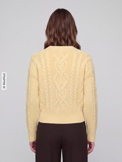 Vrouwenmodel draagt Regular fit pullover uit pure scheerwol model 'ALBEN' van Weekend Max Mara in lichtgeel met kabelstructuur, Dames pullover, Ganzichaamsaanzicht van achteren, KI-modified beeld
