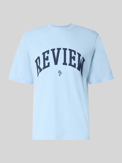 Produktfoto, T-Shirt mit Label-Print und Rundhalsausschnitt von REVIEW in Hellblau, Reine Baumwolle, Regular-Fit, Rückenlänge bei Größe M 69 cm.