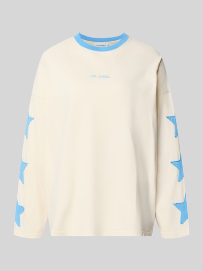 Produktfoto, cremefarbenes Longsleeve mit hellblauem Label-Print und Sternen, oversized, reine Baumwolle, Rundhalsausschnitt, Modell 'Venetia' von OH APRIL, Rückenlänge bei Größe S: 66 cm.