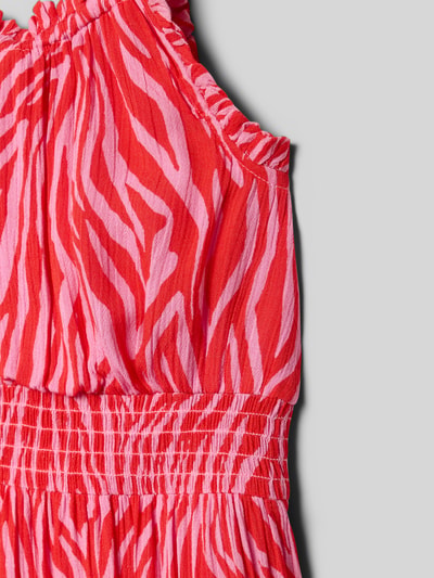 Meisje draagt jurk uit zuiver viscose in all-over look van DANAMADE met spaghettibandjes, structuurnaden, detailopname bovenlichaam.