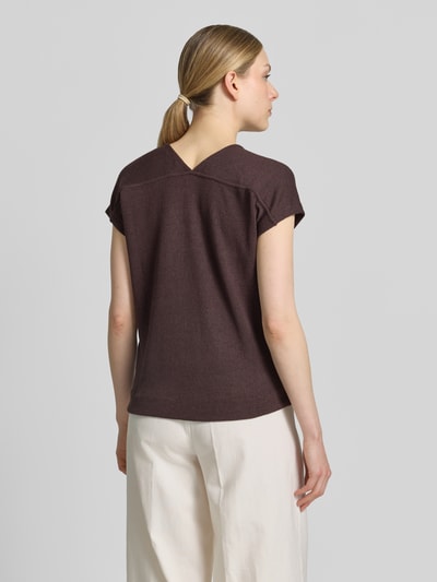 Männermodel trägt damski t-shirt aus mieszanka wiskozy, krój relaxed fit, dekolt w serek, model 'SIRUKUS' od OPUS, długość tyłu w rozmiarze 36: 50 cm, ciemnobrązowy, gładka tekstura, subtelny połysk, Ganzkörperansicht Rückansicht.