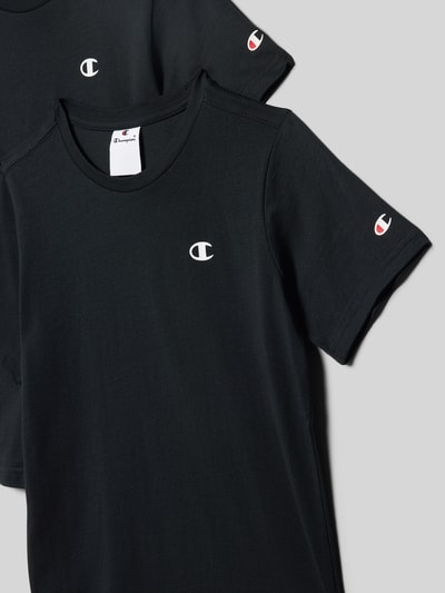 Produktfoto, zwei schwarze Regular Fit T-Shirts mit weißem Logo-Print, reine Baumwolle, Rundhalsausschnitt, von CHAMPION, 2er-Pack