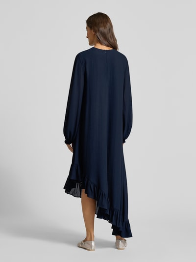 Essentiel Antwerp Figurumspielendes Maxikleid mit asymmetrischem Rüschensaum Modell 'IFLOWER' Marine 5