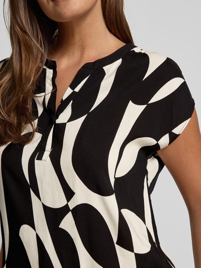 Frauenmodel trägt Regular Fit Bluse aus Viskose mit V-Ausschnitt Modell 'CHANISE' von Soyaconcept, Allover-Look, Nahaufnahme Oberkörper.