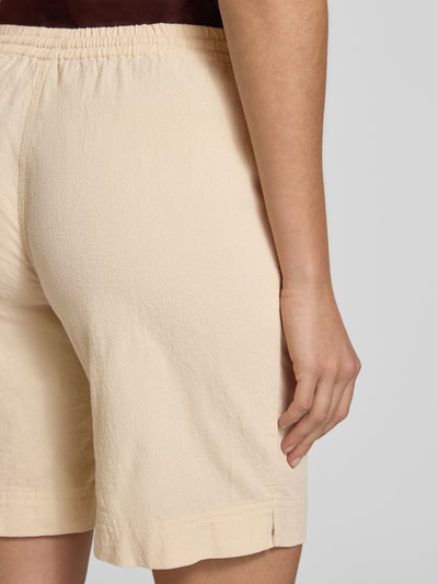Frauenmodel trägt Shorts mit elastischem Bund Modell 'Cissie' von Soyaconcept aus Reine Baumwolle im Regular-Fit, Nahaufnahme Rückansicht.