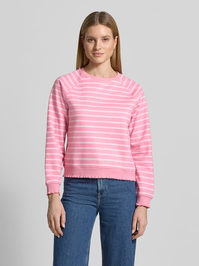 Frauenmodel trägt Regular Fit Sweatshirt aus Baumwoll-Mix von Tom Tailor Denim, Optik:Allover-Muster, gestreift, Ganzkörperansicht von vorne.