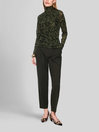 Vrouwenmodel draagt shirt met lange mouwen uit mesh van Marc Cain, Materiaalmix met viscose, getailleerd model, Col, ruglengte maat 36: 60 cm, Ganzkörperansicht von vorne.