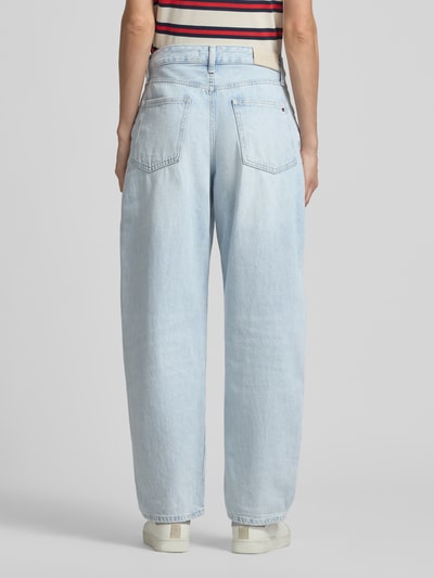Frauenmodel trägt Barrel Fit Jeans aus reiner Baumwolle Modell 'BARREL' von Tommy Hilfiger in hellem Denim mit Label Patch, Regular Waist, 5-Pocket-Design, Ganzkörperansicht Rückansicht.