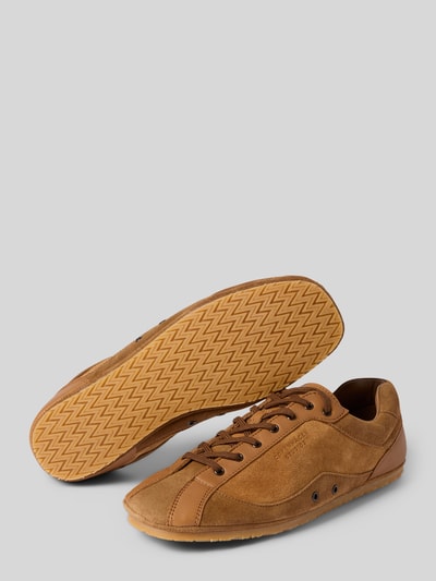 Produktfoto, Sneaker aus Leder mit Label-Details von Copenhagen, dames sneakers van leer met labeldetails, afgeronde punt, vetersluiting, hakhoogte maat 40: 1 cm, schachthoogte maat 40: 7 cm, schachtbreedte maat 40: 10 cm, bruine tinten, afgeronde vormen, fijne suède textuur