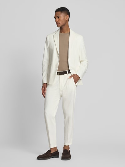 Męski model nosi Regular Fit Blazer mit Reverskragen Modell 'Catory' od Drykorn z mieszanki bawełny, krój regular fit, kołnierz z połami, kieszenie z wypustkami, listwa z 2 guzikami, długość tyłu w rozmiarze 50: 70 cm, szerokość w rozmiarze 50: 44 cm, długość rękawów w rozmiarze 50: 64 cm, jasny kolor, gładka tekstura, całkowity widok z przodu