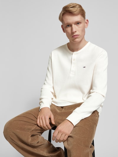 Tommy Jeans Bluzka o kroju regular fit z długim rękawem i wyhaftowanym logo model ‘HENLEY’ Złamany biały 3