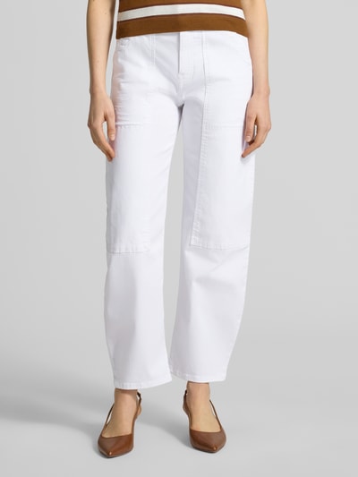 Frauenmodel trägt Barrel Fit Jeans aus Lyocell-Mix Modell 'Mari sharp' von OPUS PANTS, weiß, glatte Textur, Eingrifftaschen, Ganzkörperansicht von vorne. Bundweite 39 cm, Innenbeinlänge 73 cm, Größe 36/28.
