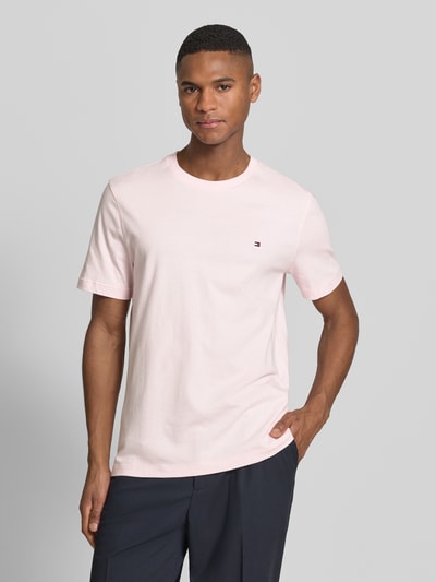 Męski model nosi Regular Fit T-Shirt aus reiner Baumwolle von Tommy Hilfiger, efekt: jednolity kolor, wyhaftowane logo, okrągły dekolt, krótki rękaw, dżersej, czysta bawełna, całkowity przód