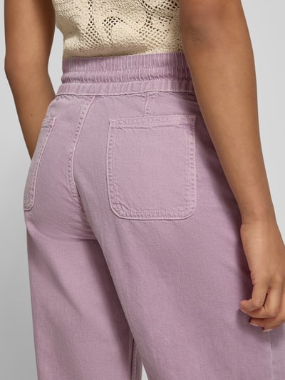 Frauenmodel trägt Jeans mit elastischem Bund Modell 'FIMA' von Bash aus Baumwoll-Leinen-Mix, Relaxed-Fit, fliederfarben, Detailaufnahme Rückansicht