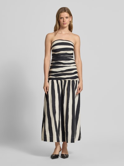 Frauenmodel trägt Midikleid in Bandeau-Form Modell 'LISA' von Topshop aus Reiner Baumwolle, figurbetonter Schnitt, Ganzkörperansicht von vorne.