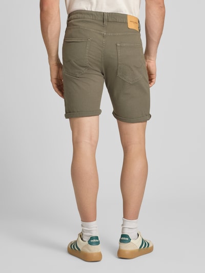 Männermodel trägt korte jeans model 'RICK ALLEN' van Jack & Jones in olijfgroen, mix van katoen en elastaan, regular fit, omslag, steekzakken, bandwijdte maat M 43 cm, binnenbeenlengte maat M 20 cm, geheel lichaam achteraanzicht