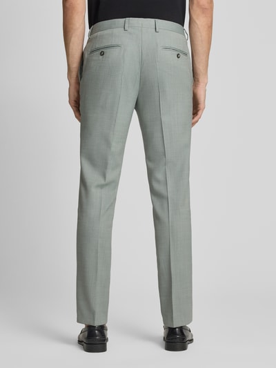 Männermodel trägt Anzughose mit Bügelfalten Modell 'Ryan' von Pierre Cardin, Slim-Fit, Strukturmuster, Ganzkörperansicht Rückansicht. Bundweite bei Größe 50: 46 cm, Innenbeinlänge bei Größe 50: 81 cm, Anzug-Stoff.
